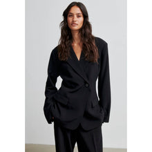 Load image into Gallery viewer, FIQUE FITTED BLAZER
